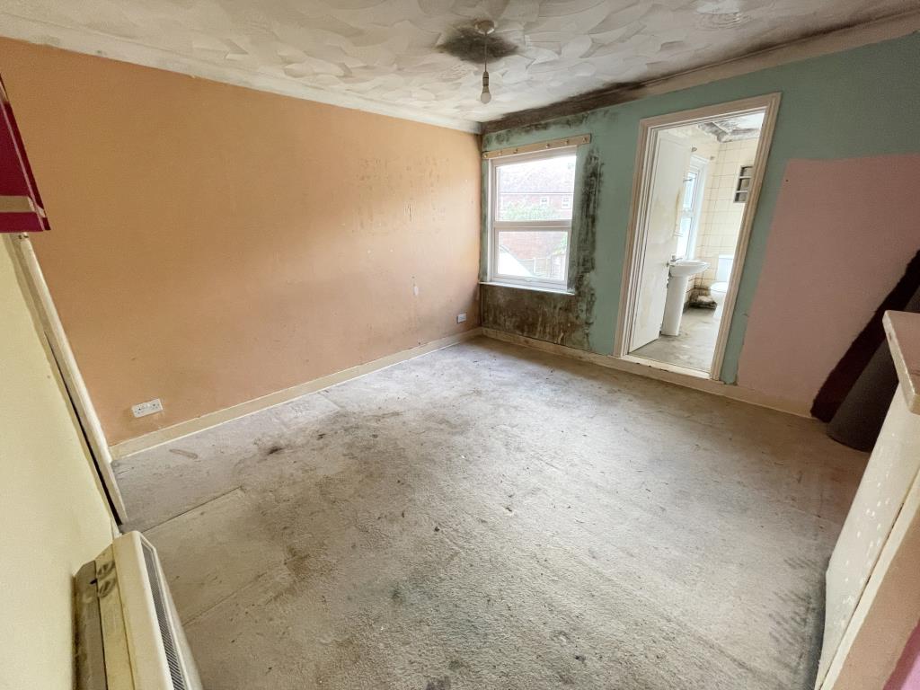 Lot: 120 - TERRACED HOUSE FOR IMPROVEMENT - inside image of second bedroom